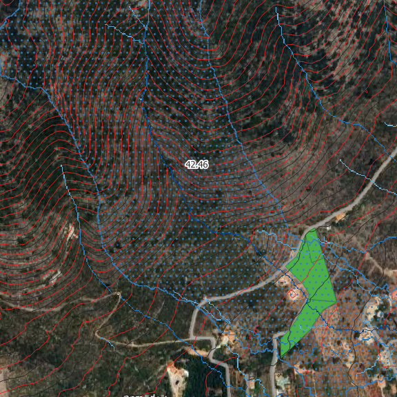 Mapa topográfico con líneas de contorno, mostrando información sobre la altitud y características del terreno, con áreas en color verde señaladas.